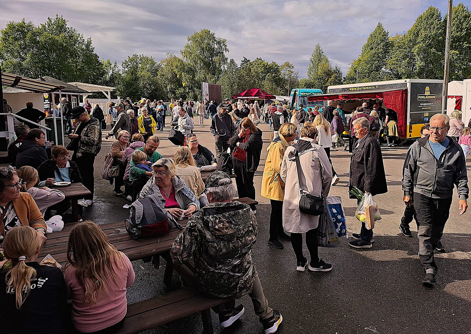 Elimäen Mustilan alueelta Korian Kallioniemen tanssilavan kiinteistölle siirtynyt syksyn satokauden Lähiruokamessut-tapahtuma sai jälleen huippusuosion 1 Elimäen Mustilan alueelta Korian Kallioniemen tanssilavan kiinteistölle siirtynyt syksyn satokauden Lähiruokamessut-tapahtuma sai jälleen huippusuosion 1