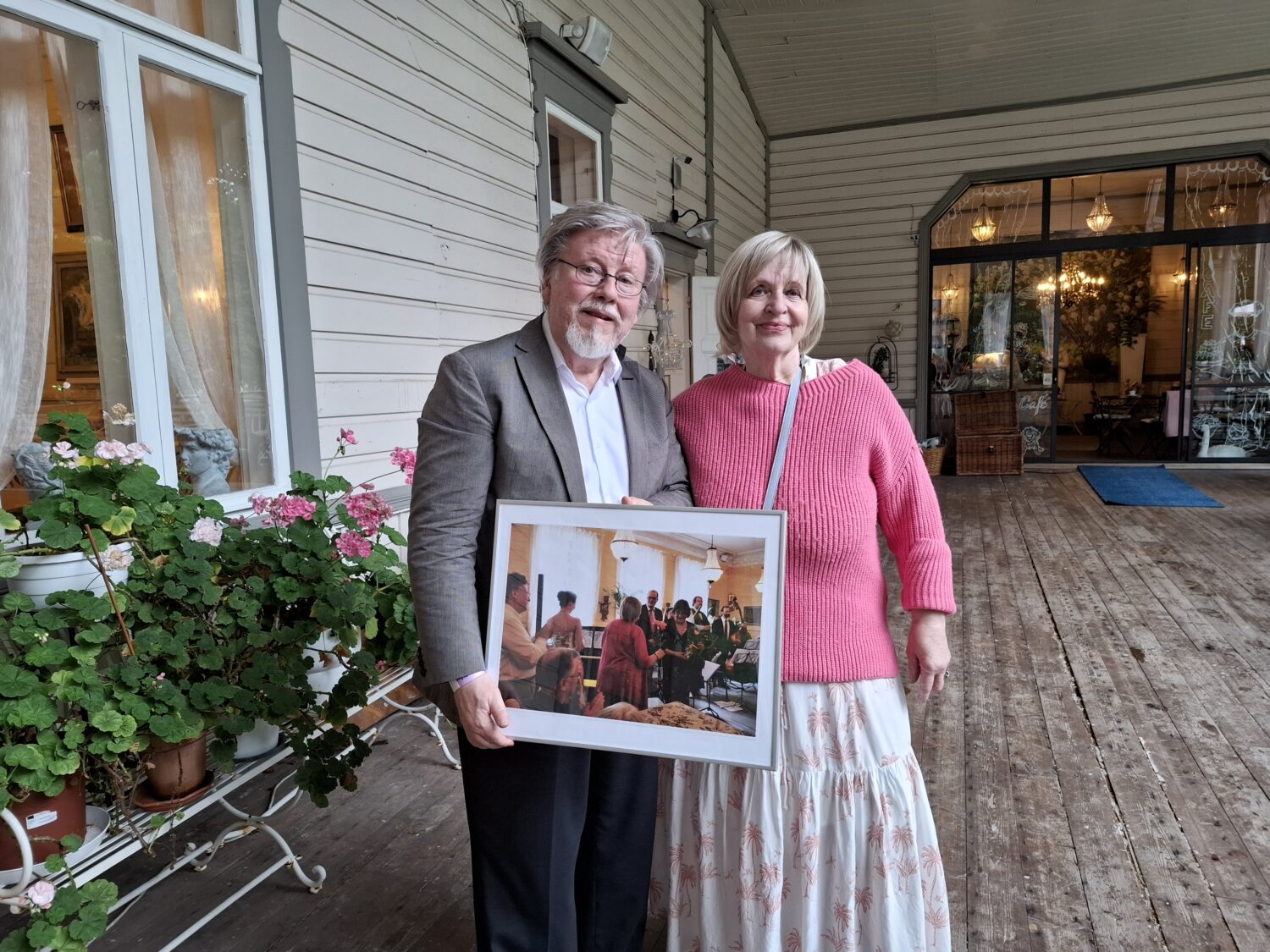 Vuonna 1865 perustettu puistoravintola Loviisan Kappeli kattaa tarjolle joka toinen lauantai muhkean ja herkullisen skonssibrunssipöydän klo 11-14 2 Vuonna 1865 perustettu puistoravintola Loviisan Kappeli kattaa tarjolle joka toinen lauantai muhkean ja herkullisen skonssibrunssipöydän klo 11-14 2