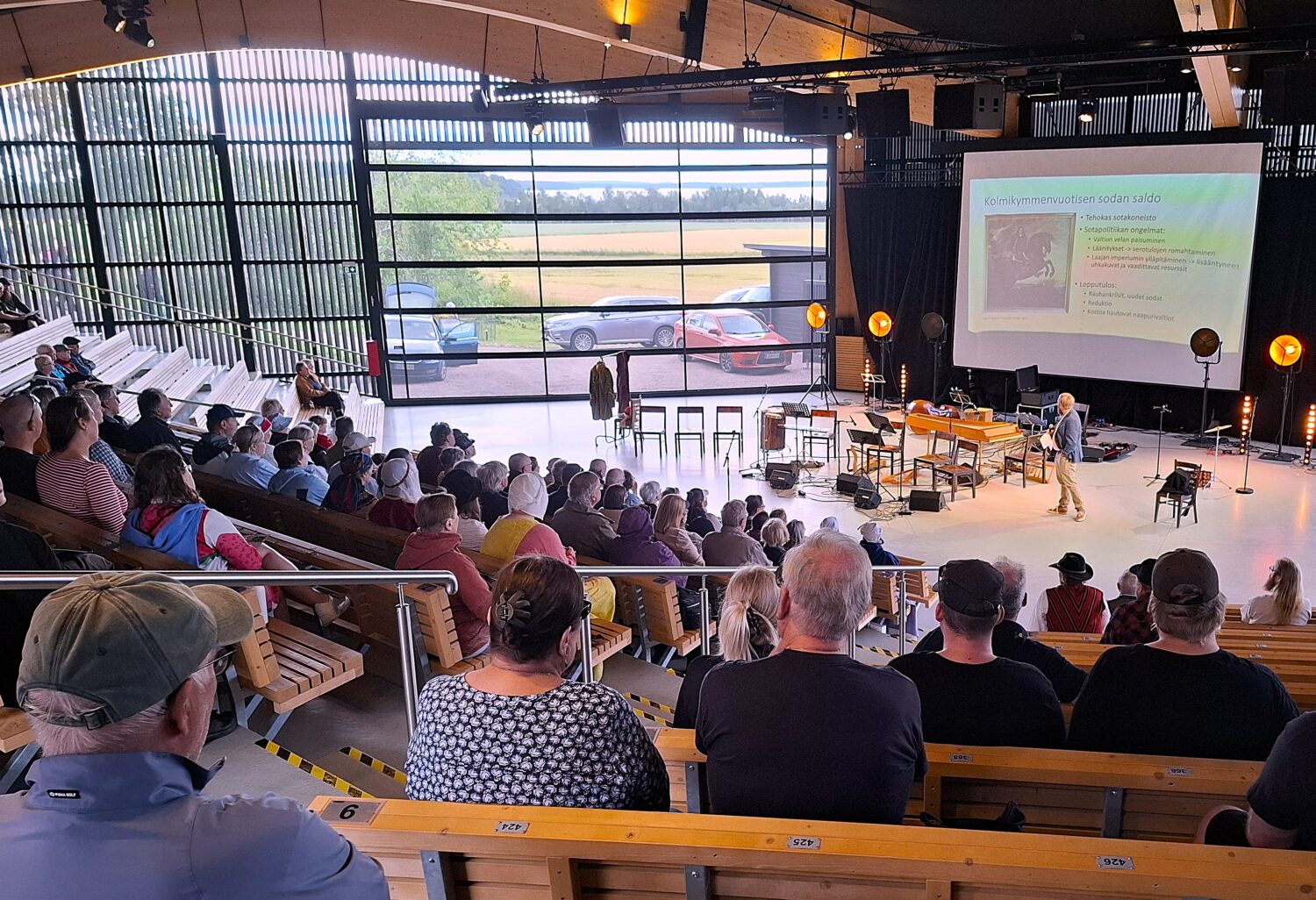 Jaalan Liikasenmäki rakennuksineen sekä laajoine ulkoalueineen tarjosi loistavat puitteet yli 2000:n suuruiselle Wiipurintien markkinayleisölle 7