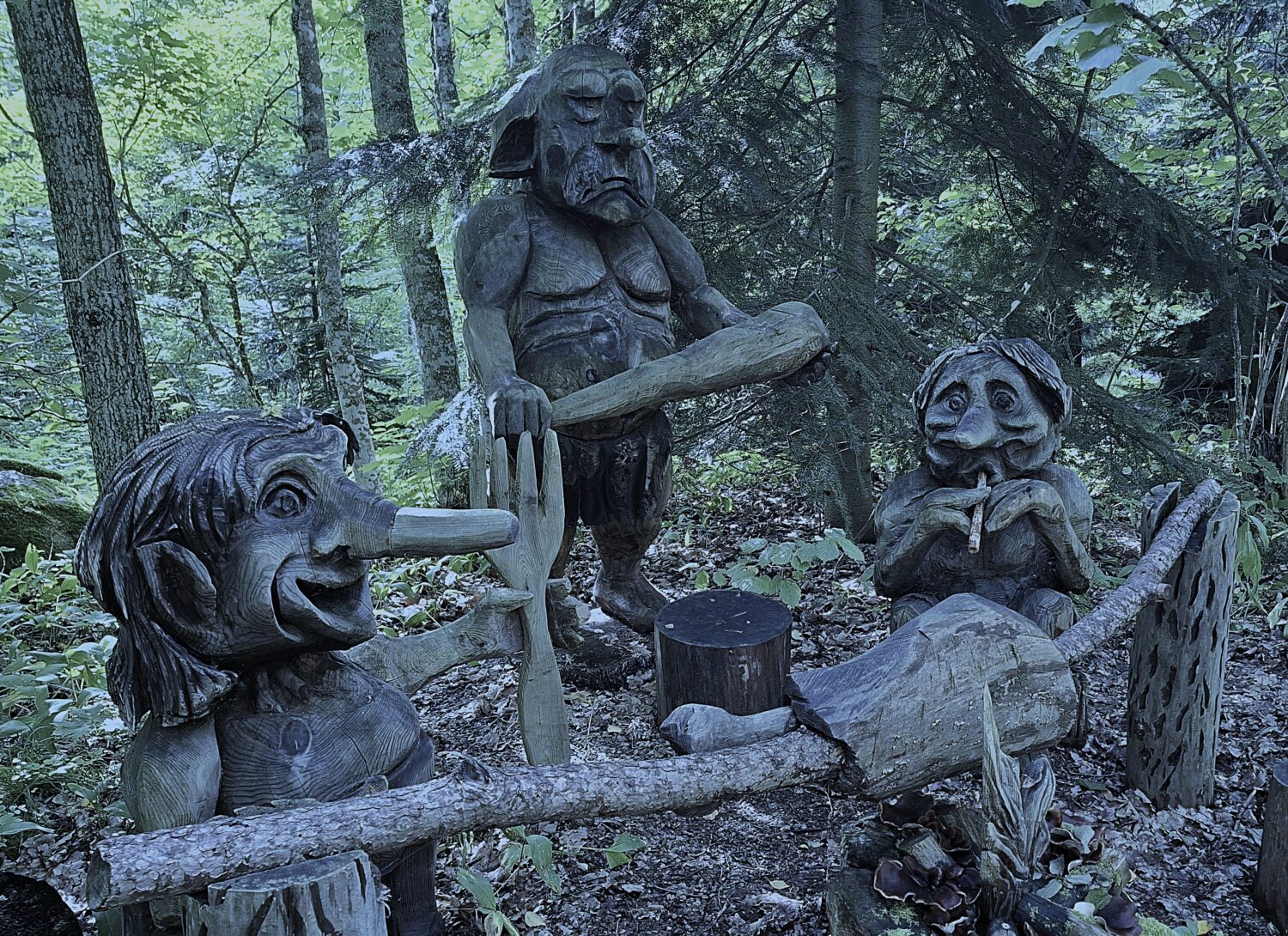 Mustilan Öinen taidevaellus 26.9.2026 klo 18-21 lumoaa lapsetkin Arboretumin syysillan elävien tulien ja taide-esitysten tapahtumapolulla 1