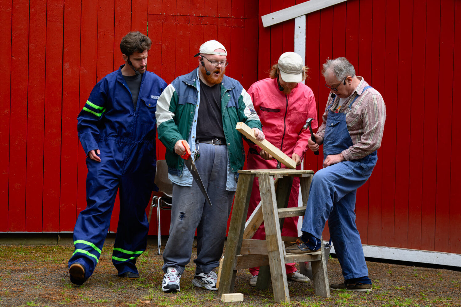 Sade ei ole este Iitin kesäteatterin yleisölle, kun tullaan nauttimaan Leevi ja Leavingsin musiikin rytmittämistä Teuvo-näytelmän esityksistä 2 Sade ei ole este Iitin kesäteatterin yleisölle, kun tullaan nauttimaan Leevi ja Leavingsin musiikin rytmittämistä Teuvo-näytelmän esityksistä 2
