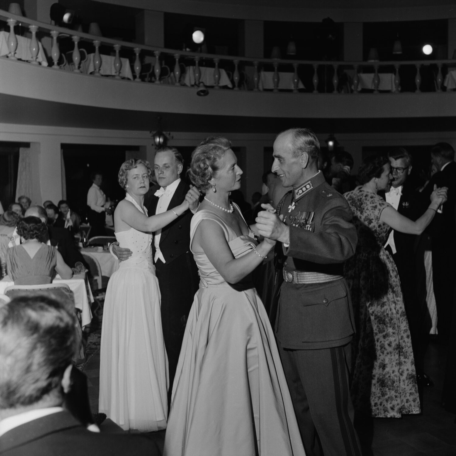 Ruotsin kuningas Kaarle XVI Kustaan äiti prinsessa Sibylla vieraili kahden prinsessatyttärensä kanssa Iitissä kesällä 1955. Matkanjohtajana toimi eversti Adolf Ehrnrooth 2 Ruotsin kuningas Kaarle XVI Kustaan äiti prinsessa Sibylla vieraili kahden prinsessatyttärensä kanssa Iitissä kesällä 1955. Matkanjohtajana toimi eversti Adolf Ehrnrooth 2