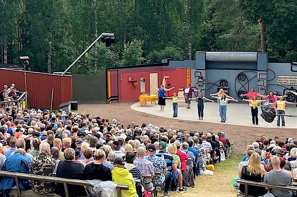 Korvenkylän kesäteatteri kokosi Matin ja Tepon laadukkaasti esitetyn musiikin äärelle komedian Kaiken takana olevan naisen merkityksestä arjen elämän ja suurten tunteiden pyörityksessä 1 Korvenkylän kesäteatteri kokosi Matin ja Tepon laadukkaasti esitetyn musiikin äärelle komedian Kaiken takana olevan naisen merkityksestä arjen elämän ja suurten tunteiden pyörityksessä 1