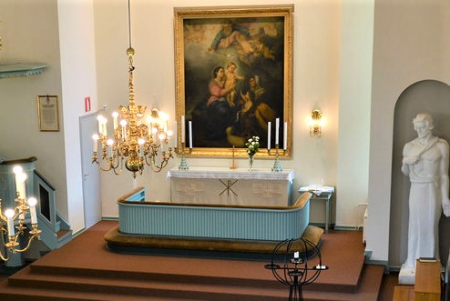 Metsäkansan kirkon alttari.  Kuva: Sääksmäen seurakunta