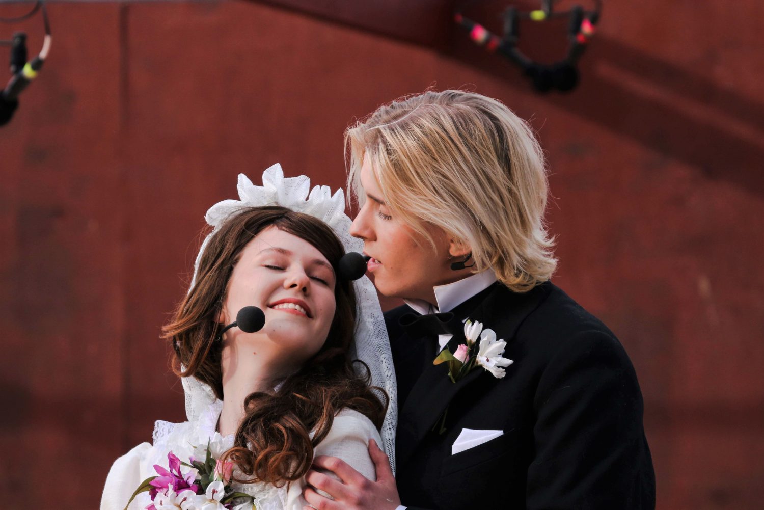 Jouni Sjöblomin säveltämä uusi Paperimylläri-kansanooppera ihastuttaa yleisöään Kymijoen vanhan tehdasalueen rannassa Kuusankoskella 1