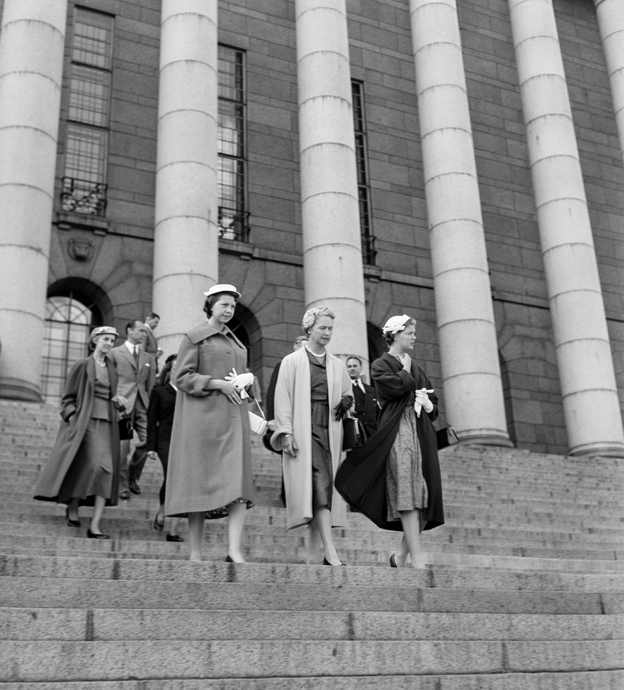 Ruotsin kuningas Kaarle XVI Kustaan äiti prinsessa Sibylla vieraili kahden prinsessatyttärensä kanssa Iitissä kesällä 1955. Matkanjohtajana toimi eversti Adolf Ehrnrooth 1 Ruotsin kuningas Kaarle XVI Kustaan äiti prinsessa Sibylla vieraili kahden prinsessatyttärensä kanssa Iitissä kesällä 1955. Matkanjohtajana toimi eversti Adolf Ehrnrooth 1